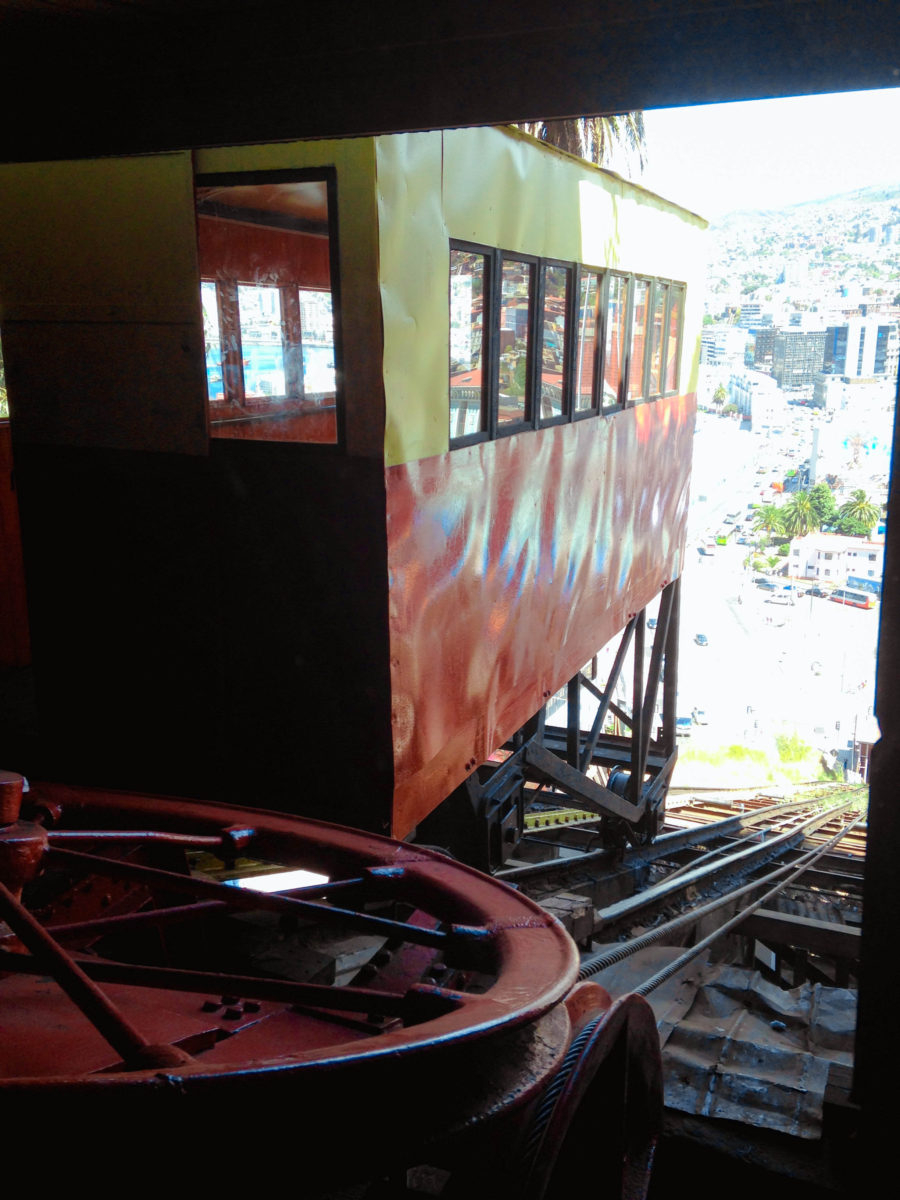 This is how the ascendor works.. the cable goes around this big wheel pulling one car up while the other moves the cable going down!!