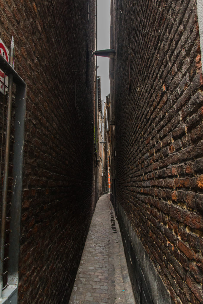 Tiny walkway, medieval street, Rue du Carre, things to see in Liege, arboursabroad, visit Liege