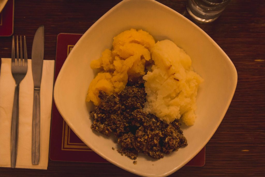 haggis neeps and tatties, traditional Scottish food, pub food in Scotland, arboursabroad