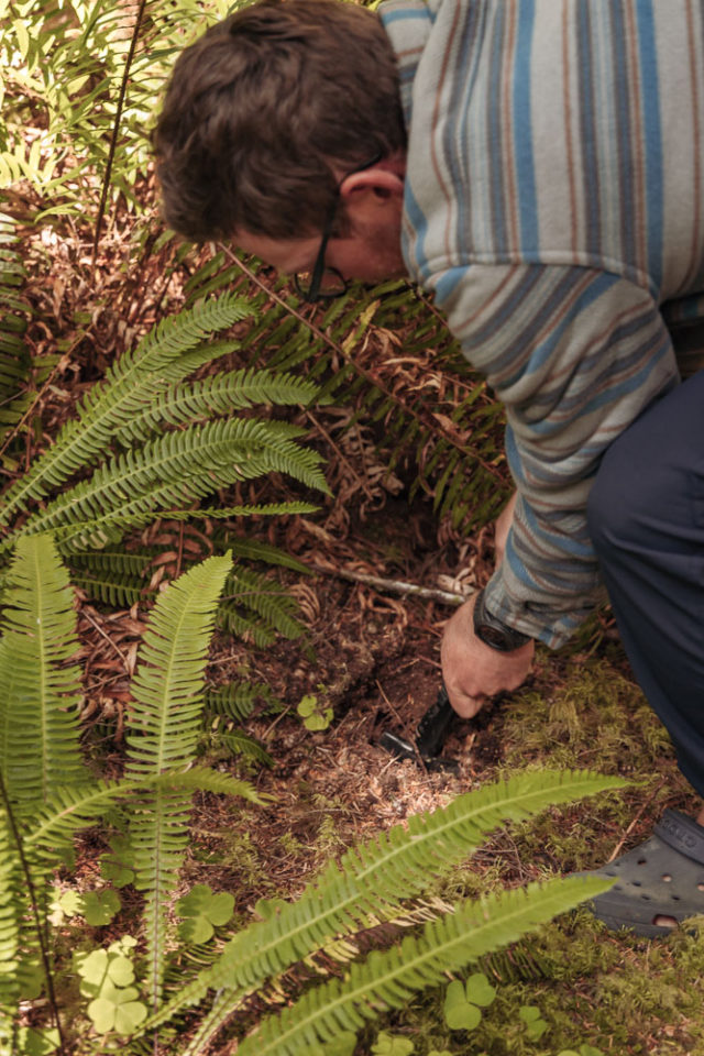 digging a six inch hole for pooping in nature, pooping outdoors guide, arboursabroad